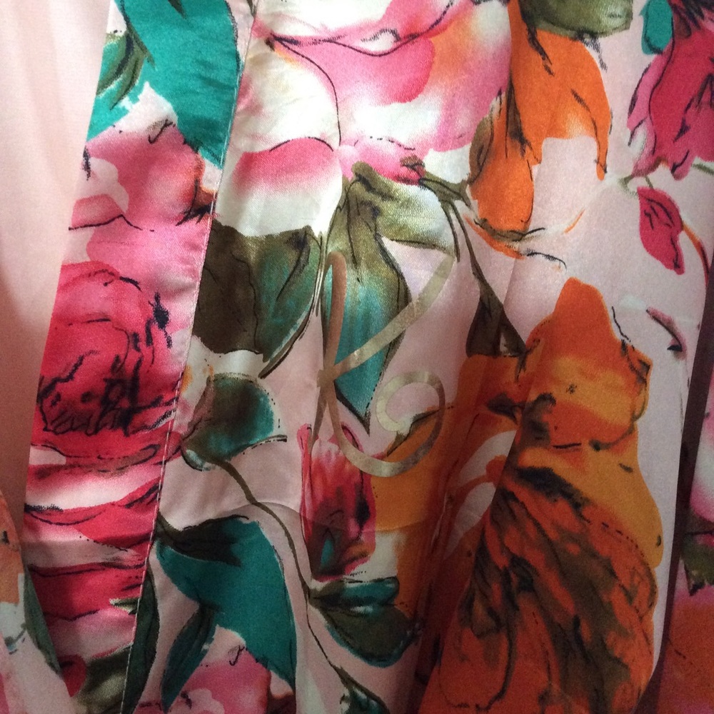 🌸 Silk Robe 🌸 - Picture 2 of 2